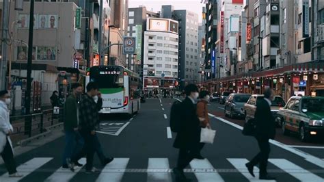 肘擊奶子|【心得】OL過馬路遭肘擊胸部 他挨罰2萬冤喊「妳的胸撞我手肘。